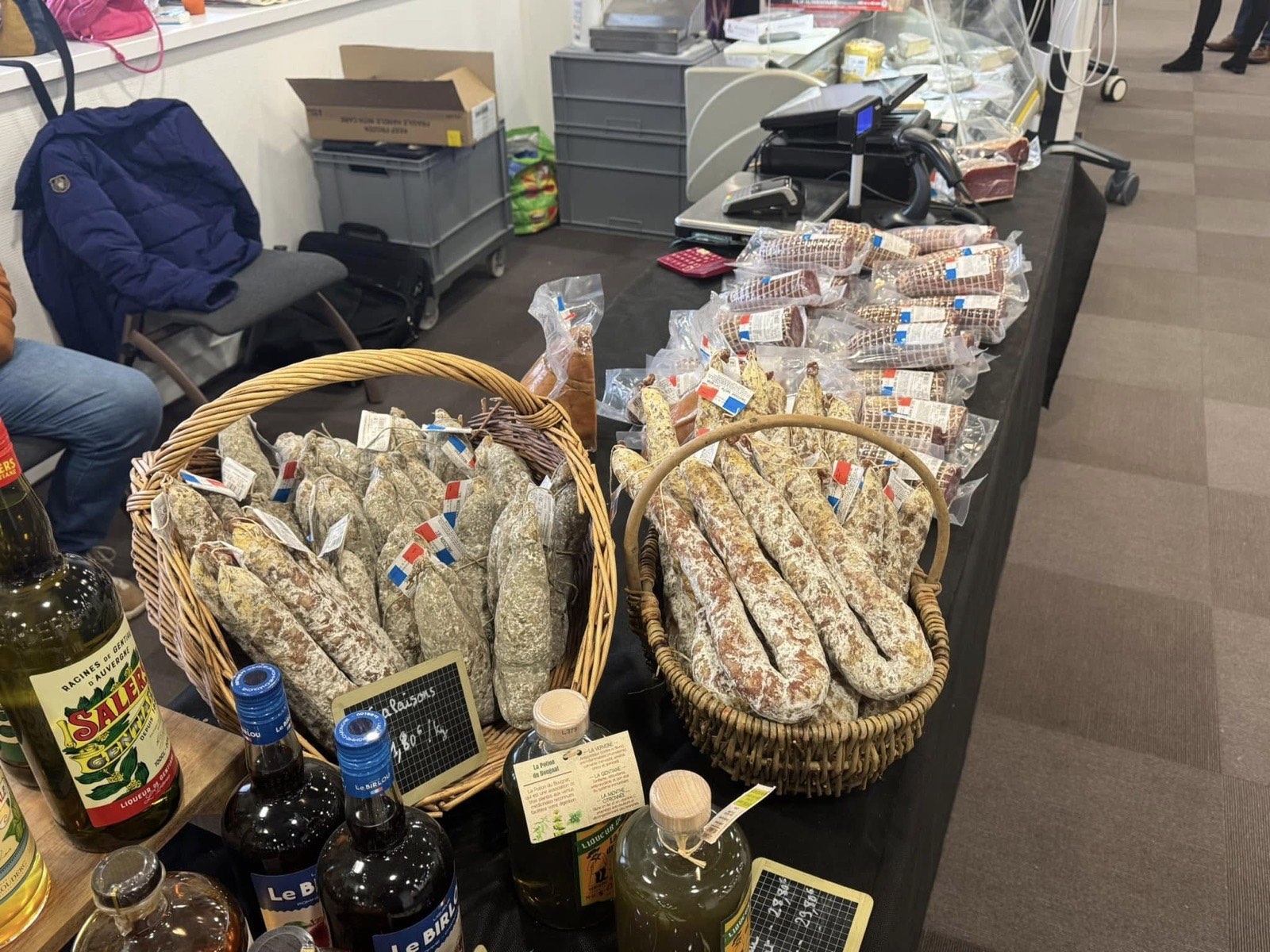 Saucissons secs au comptoir